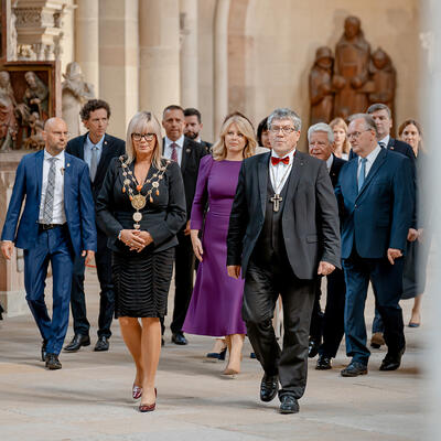 Die Ehrengäste der Kaiser-Otto-Preisverleihung betreten den Magdeburger Dom