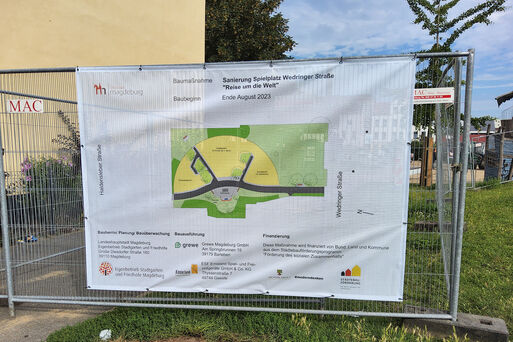 Blick auf den Bauzaun zu Beginn der Spielplatzsanierung in der Wedringer Strae