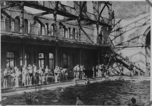 Schwimmen in den Ruinen des Magdeburger Wilhelmbades im September 1947