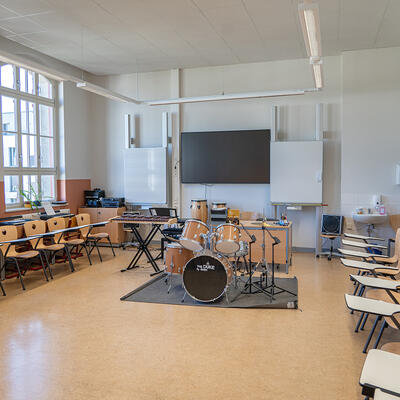 Musikraum mit Schlagzeug in der Goethe-Schule Magdeburg