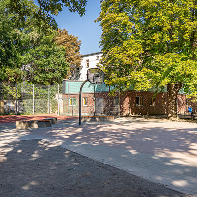 Basketball und ein Bolzplatz auf dem Gelände der Goethe-Schule Magdeburg