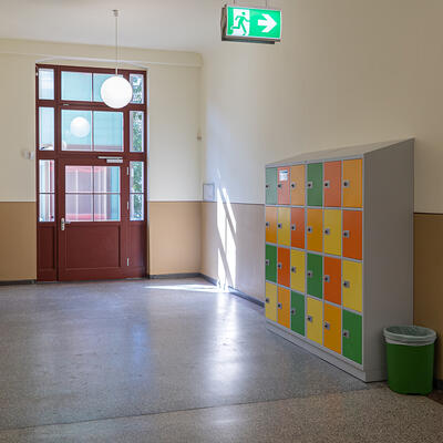 Flur mit Spinten in der sanierten Goethe-Schule in Magdeburg Sudenburg