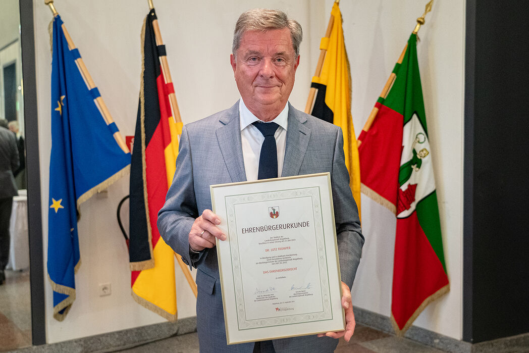 Bild vergrößern: Magdeburgs Alt-Oberbürgermeister Dr. Trümper mit der Ehrenbürgerurkunde