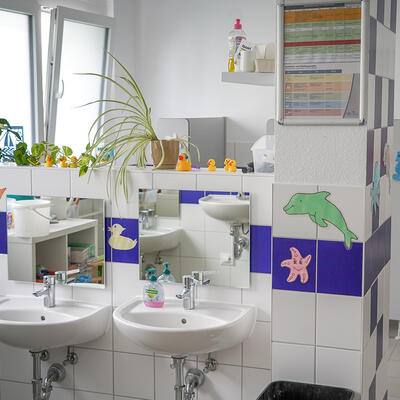 Waschraum der Kita Fliederhof Magdeburg mit bunten Tierchen auf den Fliesen