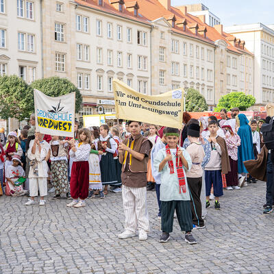 Über 200 Kinder in historischen Gewändern aus Zeiten des Magdeburger Rechts