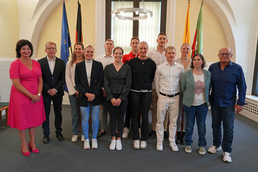 Schwimmer*innen und Trainerteam des SC Magdeburg Schwimmen im Rathaus