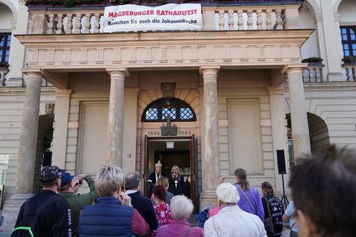 Oberbrgermeisterin Simone Borris und Kaiser Otto ffnen die Rathauspforte