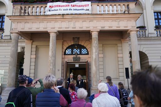 Oberbürgermeisterin Simone Borris und Kaiser Otto öffnen die Rathauspforte