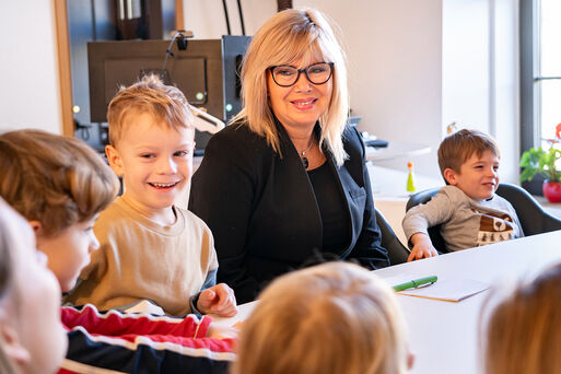 Bild vergrößern: Magdeburgs Oberbürgermeisterin Simone Borris im Gespräch mit Kindern
