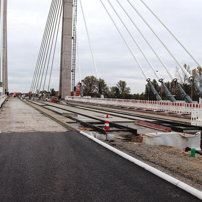 Gleisbau auf der Magdeburger Kaiser-Otto-Brücke im Oktober 2023