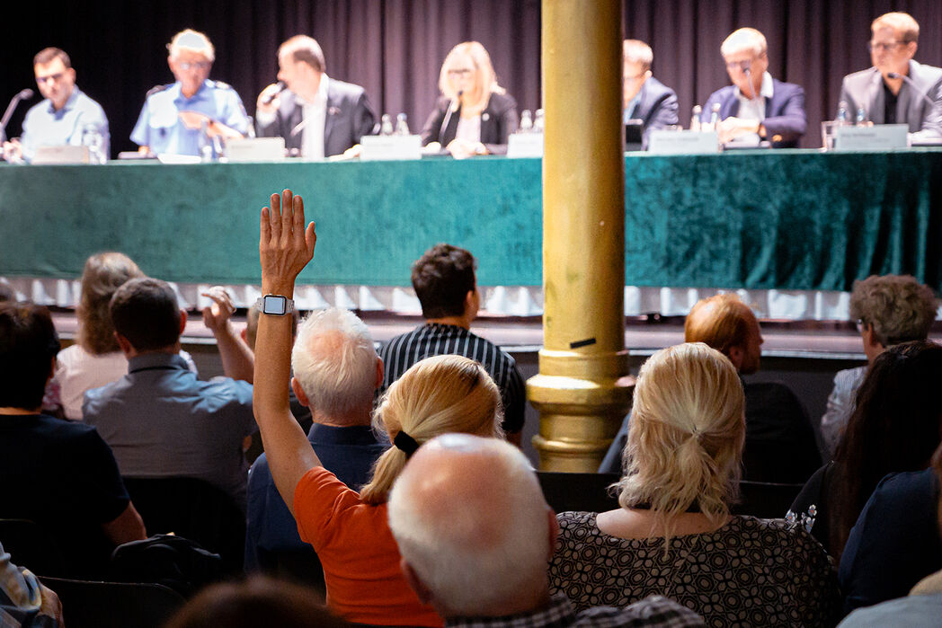 Bild vergrößern: Bürgerin meldet sich bei einer Einwohnerversammlung in Magdeburg
