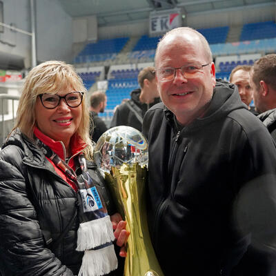 Oberbürgermeisterin Simone Borris mit dem Geschäftsführer des SCM Marc-Henrik Schmedt und dem Super-Globe-Pokal