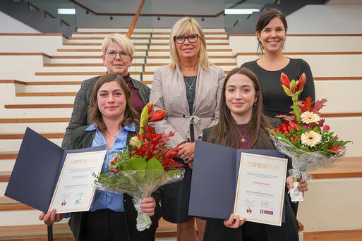 Die Otto-von-Guericke-Stipendiatinnen Giulia Bolognesi (links) und Anxhela Dautaj mit der Oberbürgermeisterin Simone Borris und ihren Laudatorinnen Prof. Dr. Susanne Borkowski (links) und Prof. Dr. Susanne Schmidt (rechts)