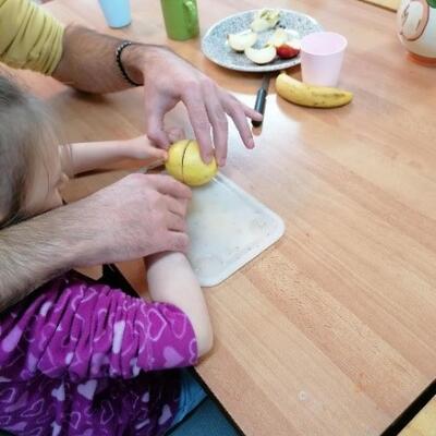 Kind schneidet Zitrone