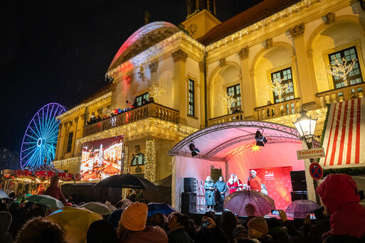 Blick zum Rathaus mit Bühne - Eröffnung Weihnachtsmarkt 2023