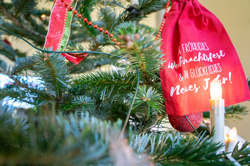 Bild vergrößern: Magdeburger Wunschweihnachtsbaum für Kinder im Alten Rathaus
