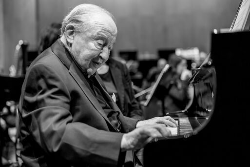 Schwaz-wei Bild von Menahem Pressler am Klavier