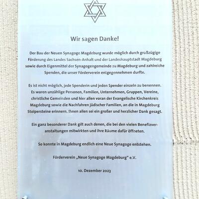 Tafel an der Neuen Synagoge mit Dank des Fördervereins