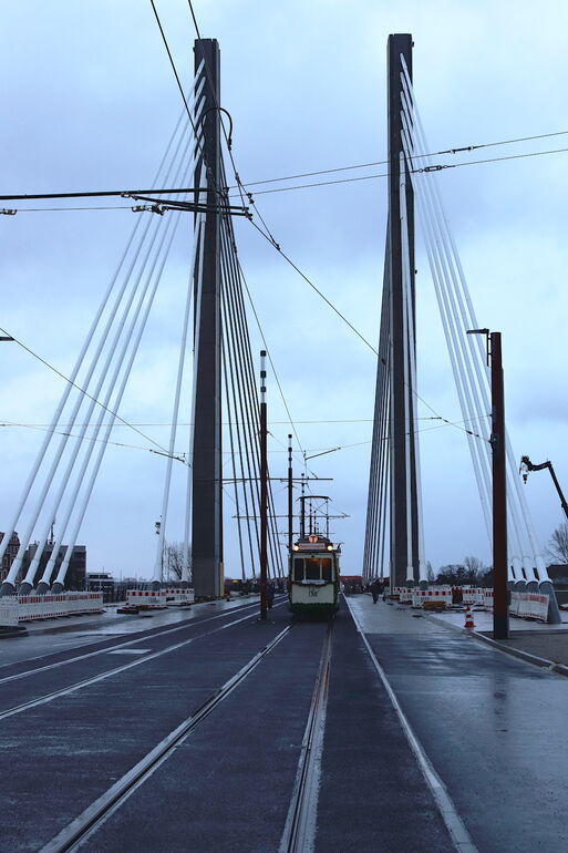 Bild vergrößern: Triebwagen 138 auf der Kaiser-Otto-Brücke, 22/23