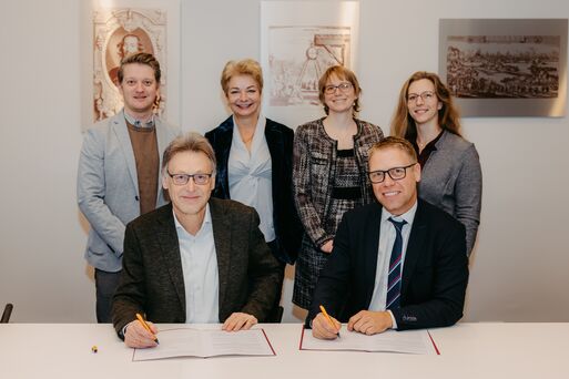 Bild vergrößern: Unterzeichnung der Kooperation zum Aufbau der ersten Universitätsschule in Sachsen-Anhalt.