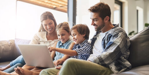 Familie am Laptop