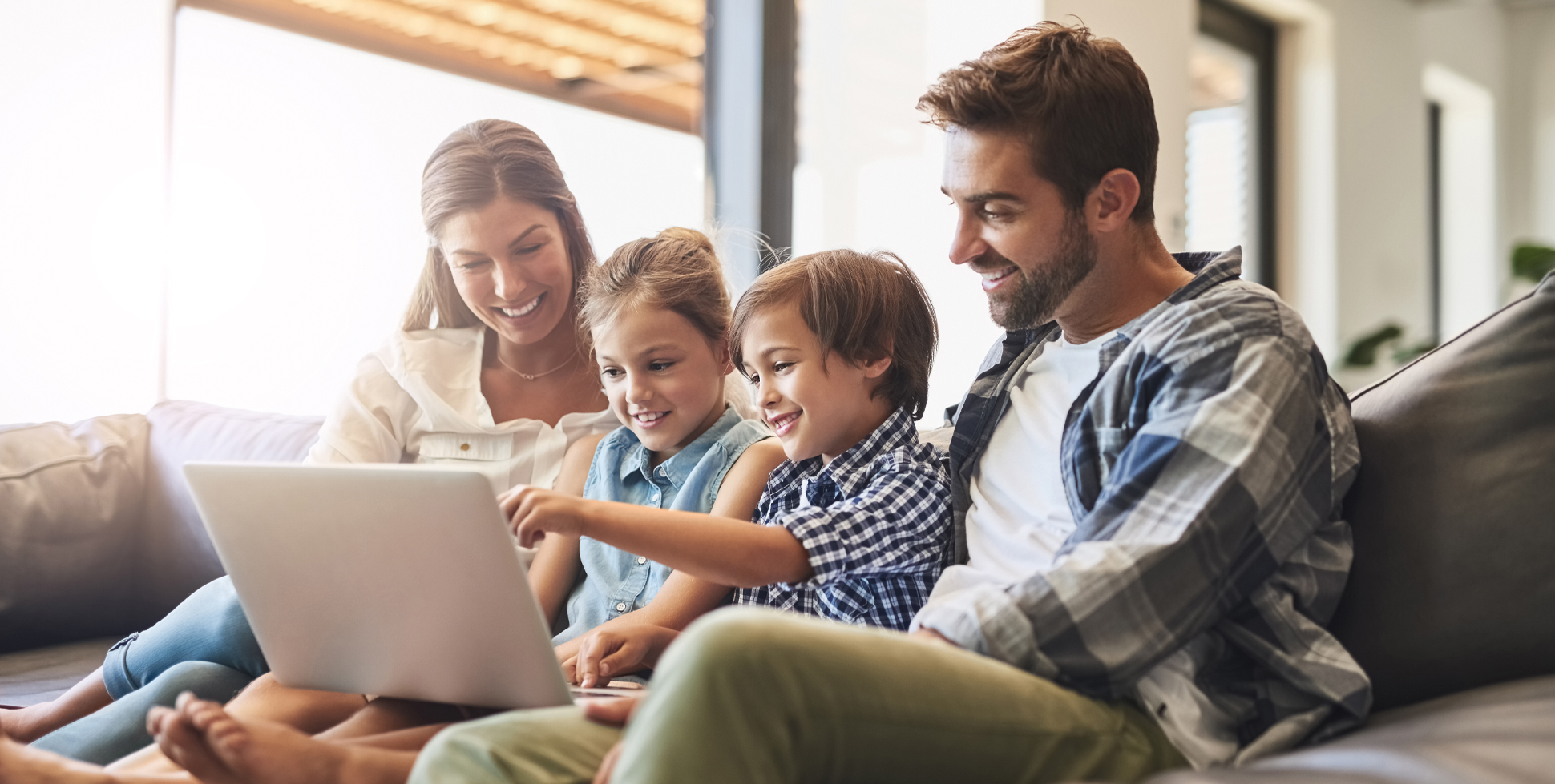 Bild vergrößern: Familie am Laptop