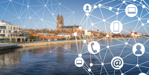 Bild vergrößern: Ansicht Magdeburgs mit dem Magdeburger Dom vom Elbebahnhof aus gesehen mit stilisierten Symbolen zur Kontaktaufnahme (Telefon, E-Mails usw.)