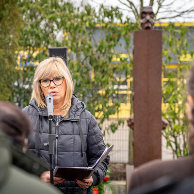 Magdeburgs Oberbürgermeisterin Borris gedenkt und mahnt am Mahnmal Magda