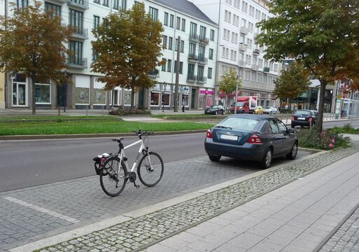 Rad in der Innenstadt Magdeburgs in einer Parktasche