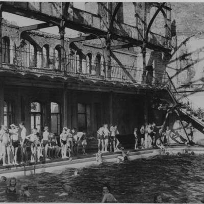 Im Sommer 1947 finden Kinder Abkühlung in den Ruinen des Wilhelmbades