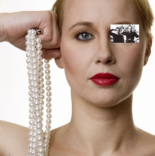Bild vergrößern: Sanja Ivekovic, Ona prava. Biseri revolucije (Die Echte. Perlen der Revolution), 2007-2010