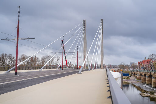 Bild vergrößern: Die fertige Kaiser-Otto-Brücke in Magdeburg am Tag der Freigabe