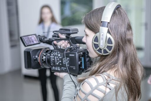 Bild vergrößern: Mädchen im Studio - Girls'Day