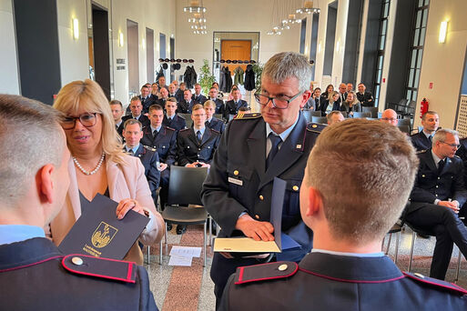 Bild vergrößern: Vereidigung von 38 Mitarbeitenden der Berufsfeuerwehr am 27. März 2024 im Alten Rathaus stärkt