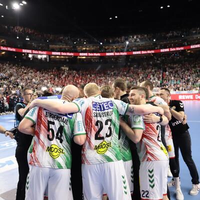 SC Magdeburg Handballer liegen sich nach dem Gewinn des DHB-Pokals 2024 in den Armen