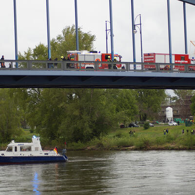 Feuerwehr Magdeburg demonstriert Rettungsmöglichkeiten an einer Brücke
