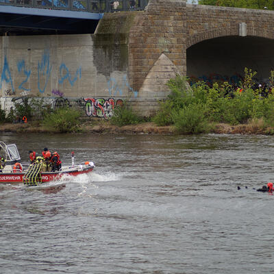 Feuerwehr Magdeburg demonstriert eine Wasserrettung aus der Elbe