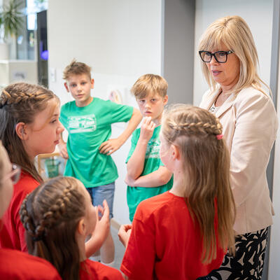 OB Simone Borris im Gespräch mit Schülerinnen und Schülern der Grundschule Ottersleben