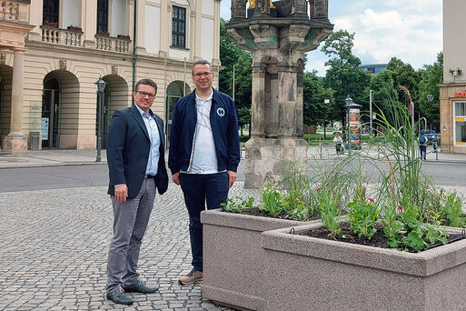 Bild vergrößern: Stefan Matz und Paul-Gerhard Stieger begutachten die Blumenkbel zur Aufertung des Alten Markts