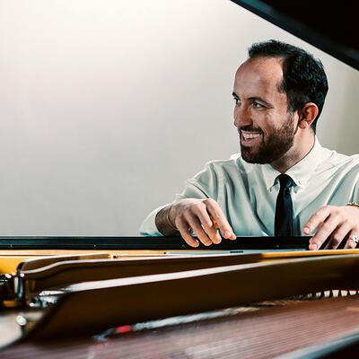 Ausnahmepianist und Professor Igor Levit an einem Klavier