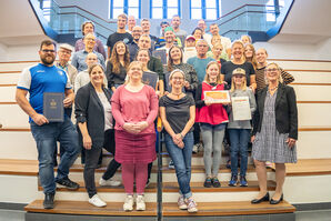 Bild vergrößern: Gruppenbild Preisverleihung STADTRADELN 2024