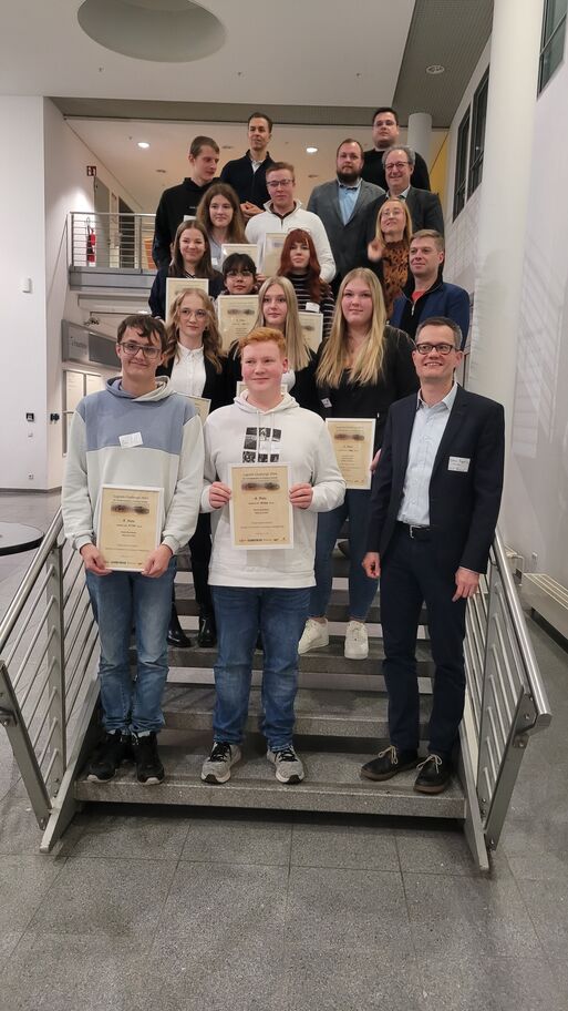 Bild vergrößern: Die teilnehmenden Teams und die Jury-Mitglieder der Logistik-Challenge 2024