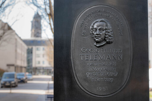 Bild vergrößern: Gedenkstele an Georg Philipp Telemann in der Regierungsstraße