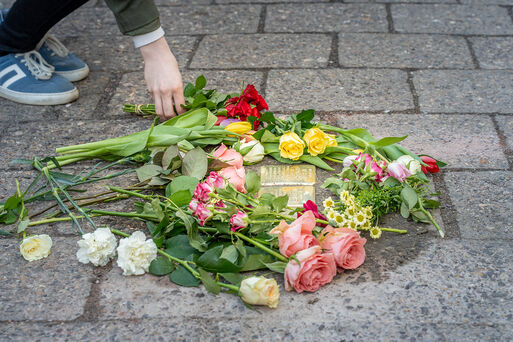 Verlegung des 800. Stolpersteins in Magdeburg