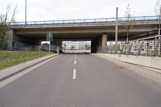 Marode und gesperrte Ringbrücke über den Magdeburger Damaschkeplatz
