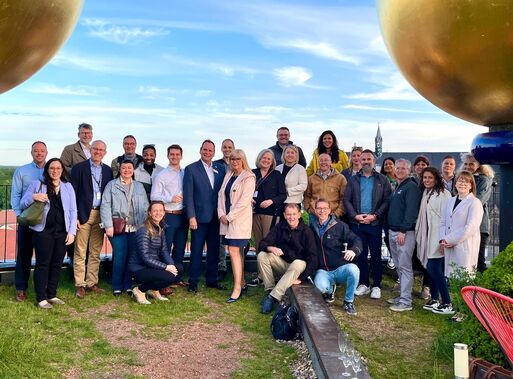 Bild vergrößern: Begrüßung der Delegation auf dem Dach der Grünen Zitadelle von Magdeburg