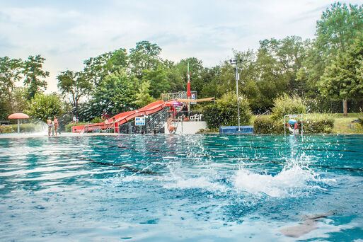 Bild vergrößern: Freibad Süd im Sommer