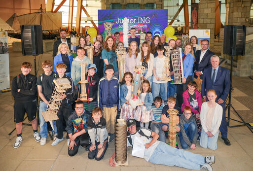 Bild vergrößern: Gruppenbild der Preisträger*innen des Junior.ING Awards 2025