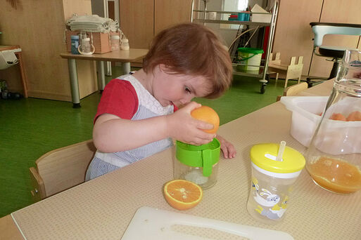 Frischer Orangensaft und große Begeisterung: Krippenkinder entdecken gesunde Ernährung