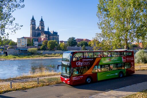 Bild vergrößern: Auf Entdeckungstour durch Magdeburg: Stadtrundfahrt im Doppeldecker